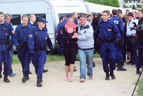 Die Polizei räumt das Protestcamp der jensichen in Bern (Foto: J.Spori/Tagesanzeiger.ch)