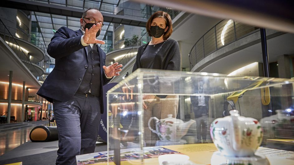 Deutschland: Ausstellung im Bundestag in Berlin. Katrin Göring-Eckardt mit Kurator Robert Lorenz (Foto: DBT/Werner Schüring) 